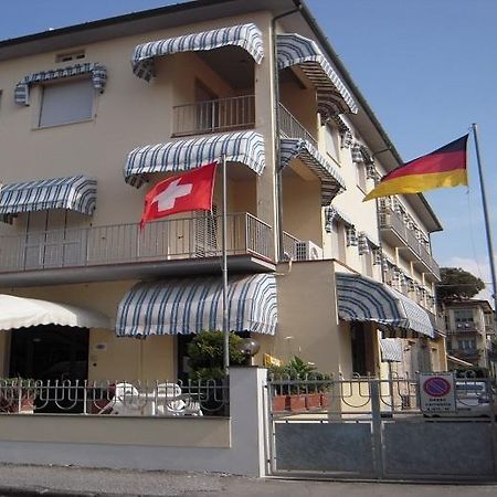 Hotel Perla Del Mare Лидо Ди Камайоре Екстериор снимка