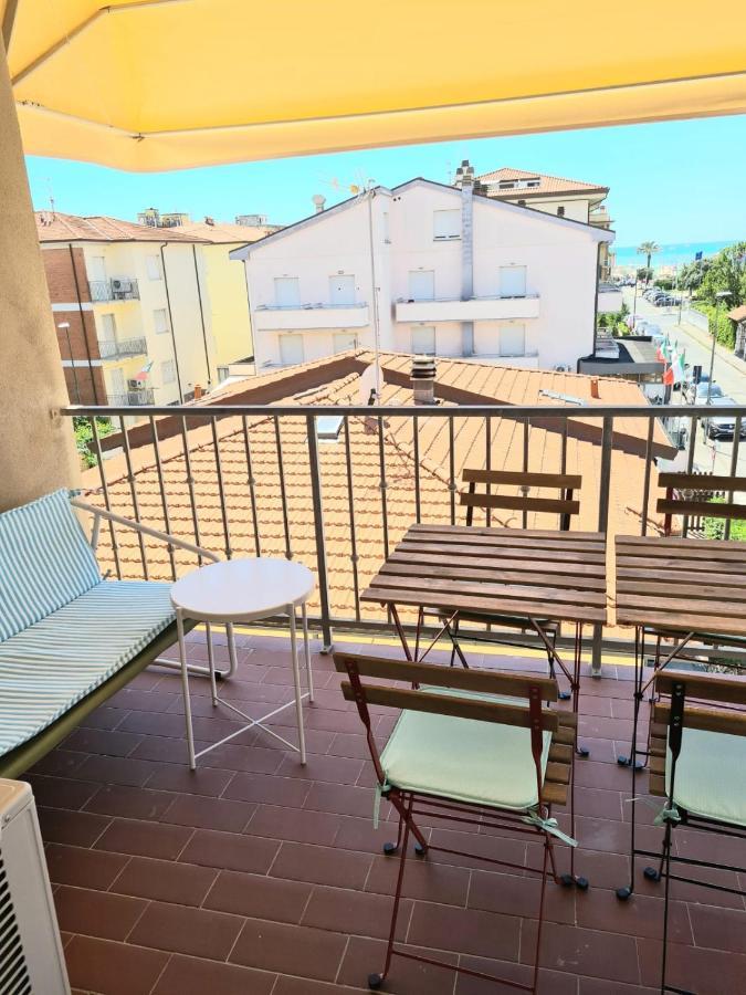 Hotel Perla Del Mare Лидо Ди Камайоре Екстериор снимка