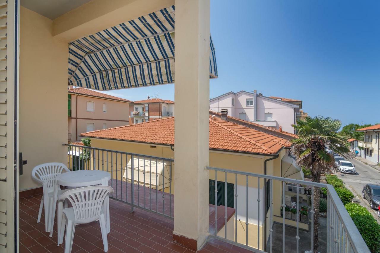 Hotel Perla Del Mare Лидо Ди Камайоре Екстериор снимка