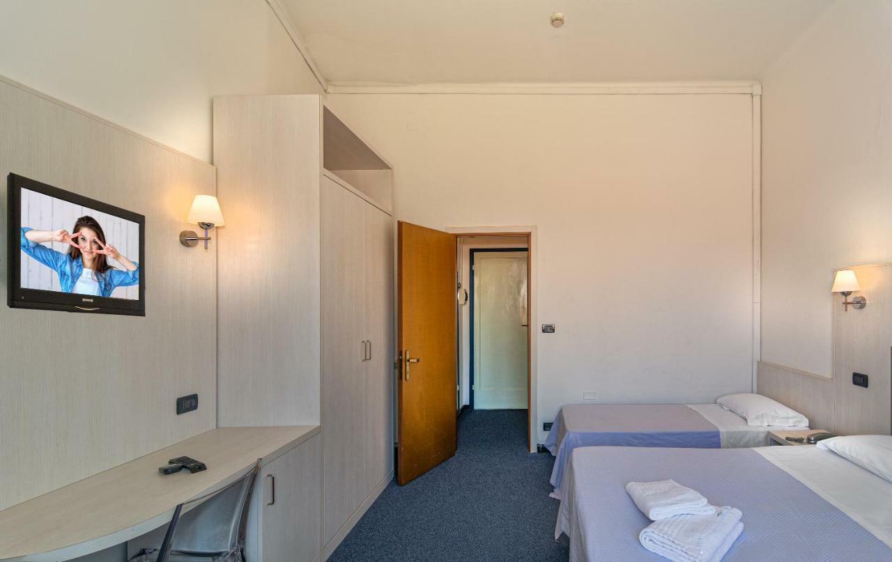Hotel Perla Del Mare Лидо Ди Камайоре Екстериор снимка
