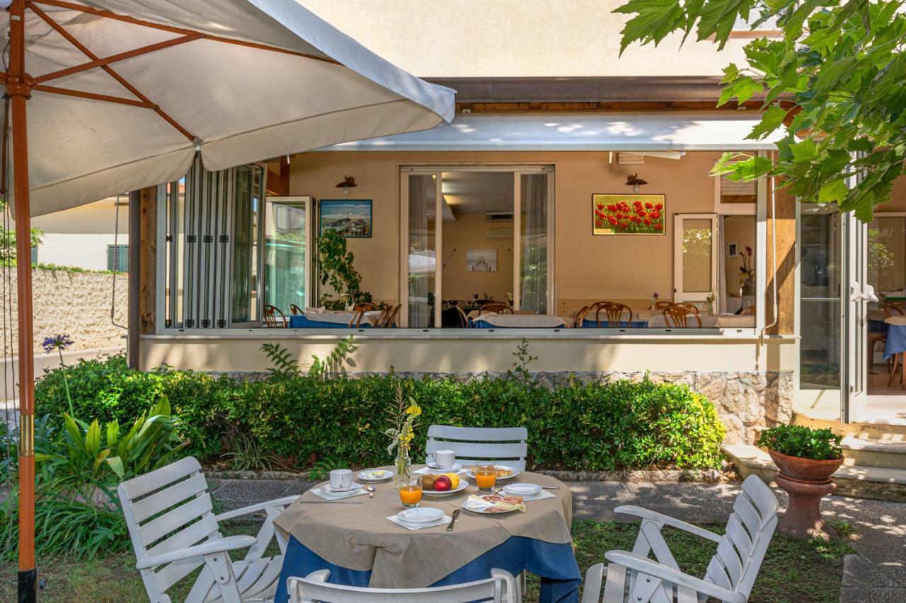 Hotel Perla Del Mare Лидо Ди Камайоре Екстериор снимка