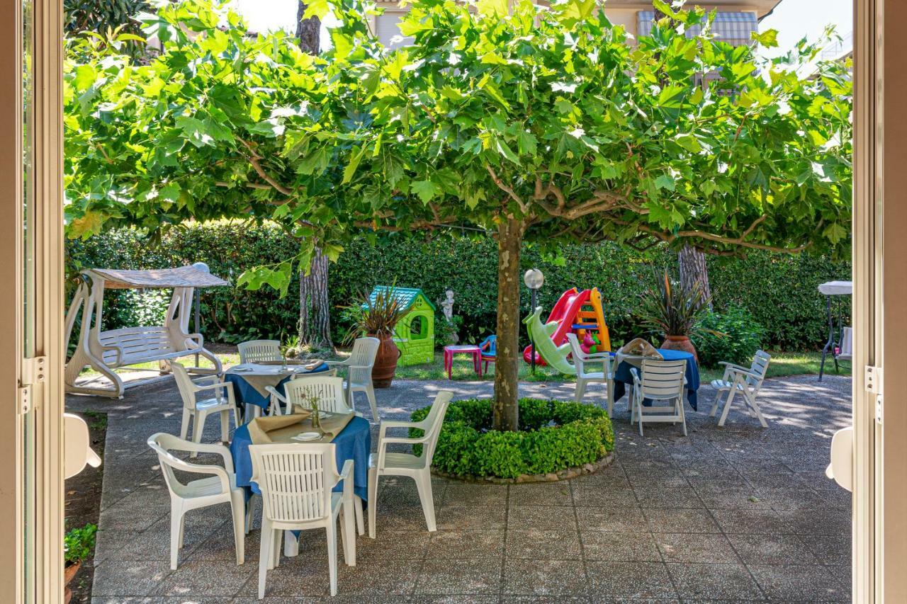 Hotel Perla Del Mare Лидо Ди Камайоре Екстериор снимка