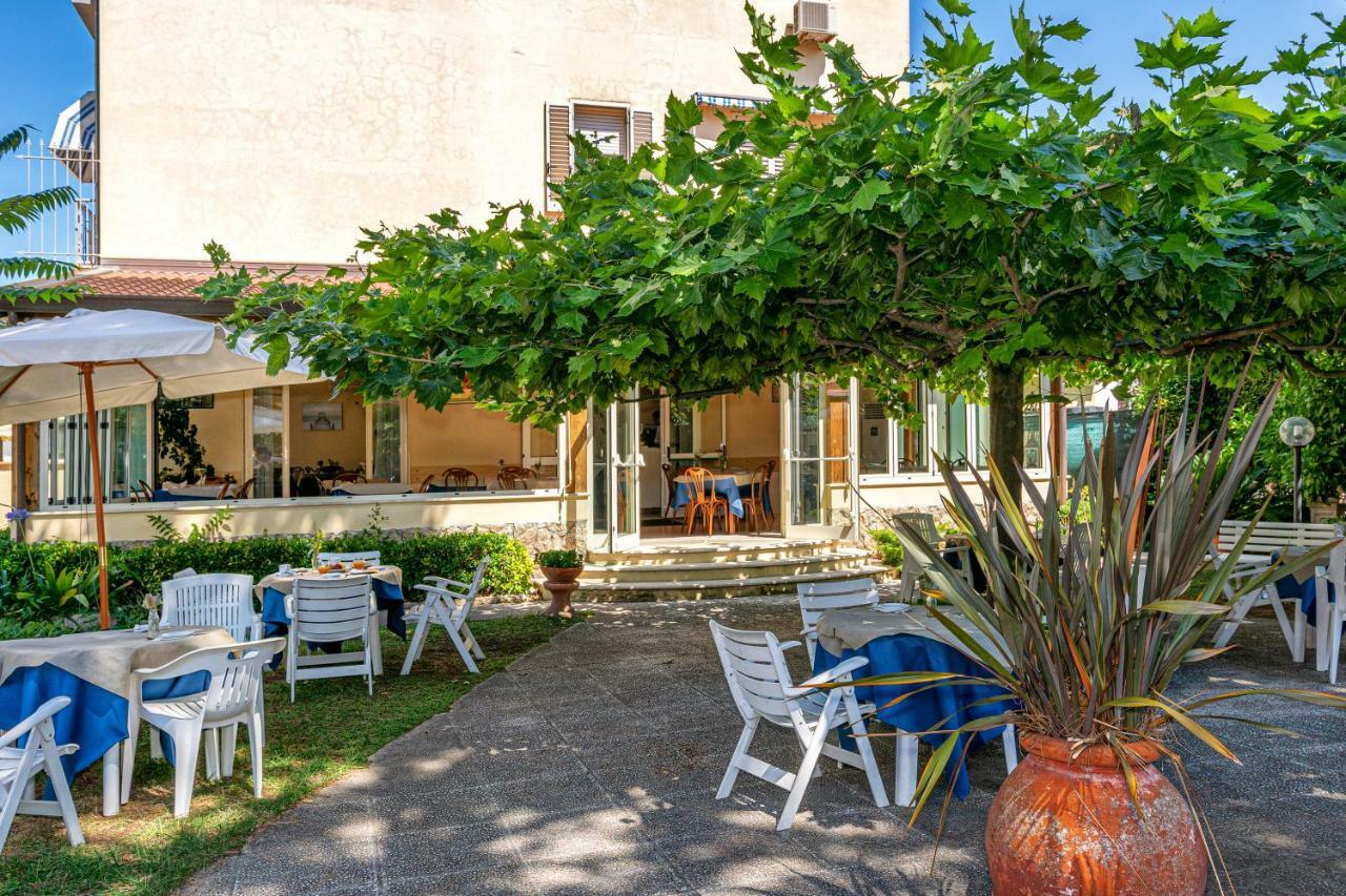 Hotel Perla Del Mare Лидо Ди Камайоре Екстериор снимка